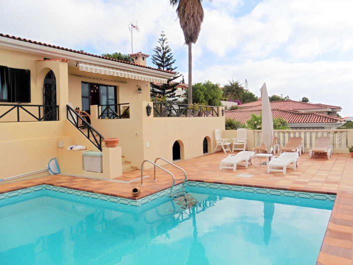 Pool und Terrasse