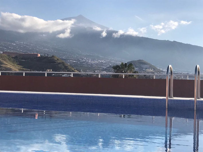 Blick aus dem Pool in Richtung vom Teide. Mann  kann das gesamte Orotava-Tal sehen.