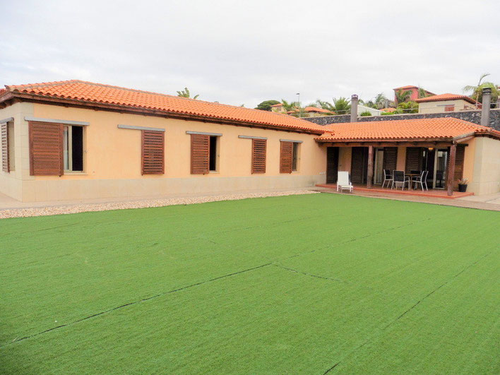 Blick vom Garten auf das sandfarben gestrichene Bungalow in Tacoronte