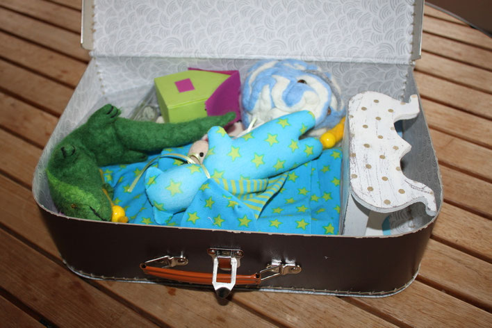 The case with its objects helps to understand better how our brain works under pressure.