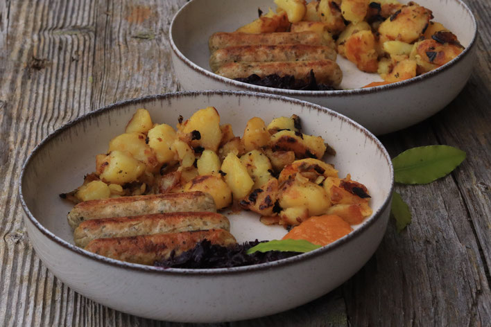 vegetarische Würstel mit Kartoffelgröstel und Blaukraut