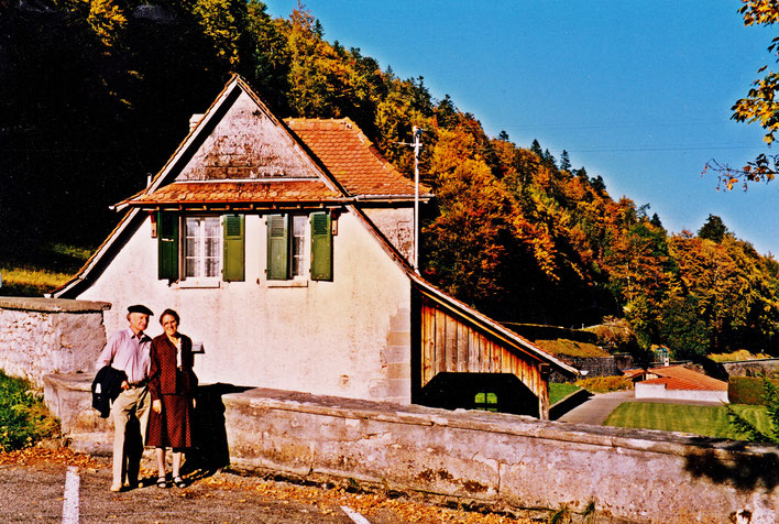 Pedro Meier – Gerhard Meier – Dorli Meier – vor dem Gesindehaus Abbatiale Bellelay Jura– in der Heilanstalt Bellelay arbeitete Robert Walsers langjährige Freundin Frieda Mermet. 1986 © Pedro Meier/ProLitteris Zürich, Gerhard Meier-Weg Niederbipp Bern-JURA