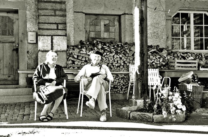 Pedro Meier – Gerhard Meier – Dorli Meier – auf der Terrasse vor dem Gesindehaus Abbatiale Bellelay – hier arbeitete Robert Walsers langjährige Freundin, die Wäscherin Frieda Mermet. 1986 Foto © Pedro Meier/ProLitteris Zürich, Gerhard Meier-Weg Niederbipp