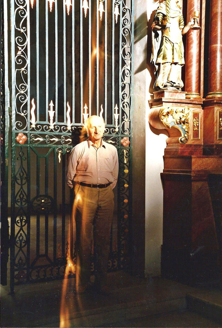 Gerhard Meier – in der Klosterkathedrale Abbatiale Bellelay auf den Spuren von Robert Walser – in der Heilanstalt Bellelay arbeitete Robert Walsers langjährige Freundin, die Wäscherin Frieda Mermet. 1986 Foto © Pedro Meier / ProLitteris Niederbipp Bern