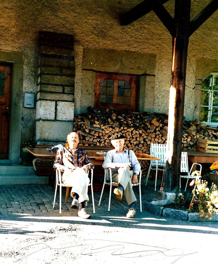 Pedro Meier – Gerhard Meier – auf der Terrasse vor dem Gesindehaus Abbatiale Bellelay Jura – hier arbeitete Robert Walsers langjährige Freundin, die Wäscherin Frieda Mermet. 1986 Foto © Pedro Meier/ProLitteris Zürich, Gerhard Meier-Weg Niederbipp Bern