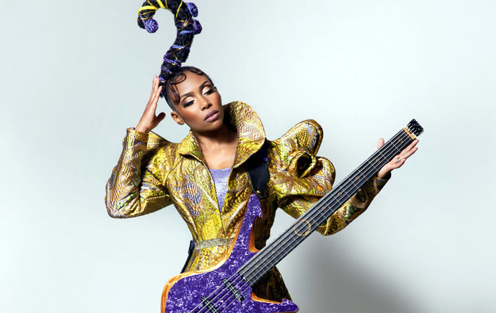 Bassistin und Sängerin Nik West lässt wegen ihrer extravaganten Outfits, aber auch mit knackigem Funk, Soul und Blues aufhorchen. Am 1. August rockt sie das eintrittsfreie Nürnberger "Bardentreffen". Foto: Promo