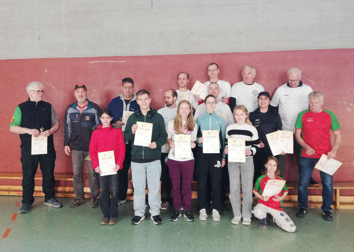Teilnehmende Bogenschützinnen und Bogenschützen auf der Kreismeisterschaft Bogen in der Halle in Plochingen