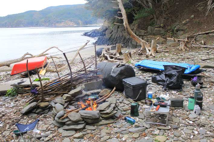 荷物を減らすためにテント無しで、右奥に見えるコットというベッドに寝袋だけで寝たので、星が丸見えでしたが顔中を蚊に刺されまくりました😭