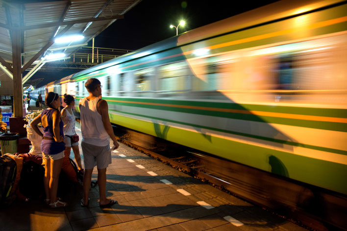 Warten auf den Zug Nacht Reise Thailand nach Bangkok Martin Matok