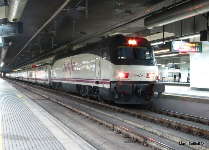 Locomotora eléctrica con las señales de cabeza reglamentarias