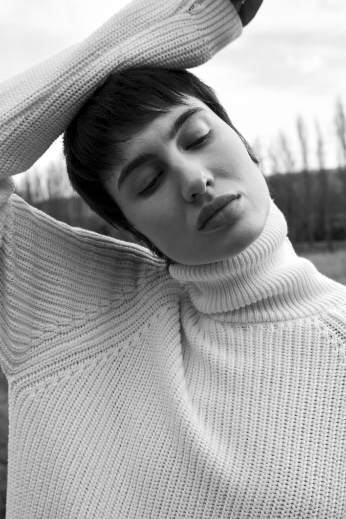 Women portrait photography in black and white by Vivien Liskovsky