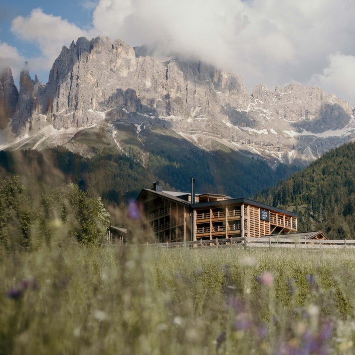 CYPRIANERHOF • Living the Cultura Dolomiti – between mountain magic, quiet strength and soulful culture | Tiers at the foot of the Rosengarten | South Tyrol • Member of Mountain Hideaways ©Marika Unterladstätter