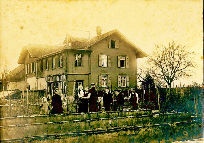 Pedro Meier Geburtshaus (20. Dezember 1941) Wangen an der Aare – Das Mädchen auf dem Arm: Dorli Meier (1917-1997) Mutter von Pedro Meier – Gärtnerei Vogel im Unterholz (Gärtnerdynastie, Förster Wanderprediger) – © Archiv Pedro Meier Niederbipp Bern Aargau