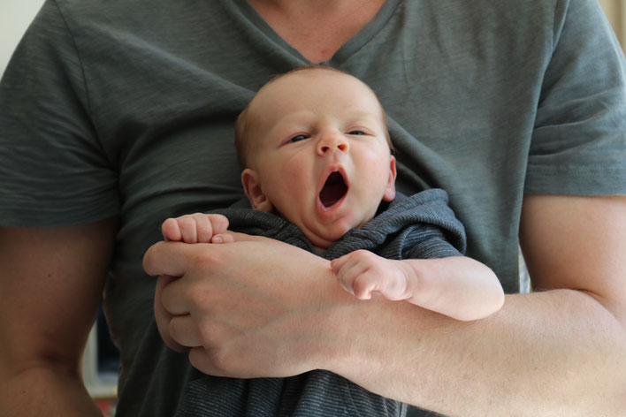 Dean heeft slaap. Bij papa in zijn armen.
