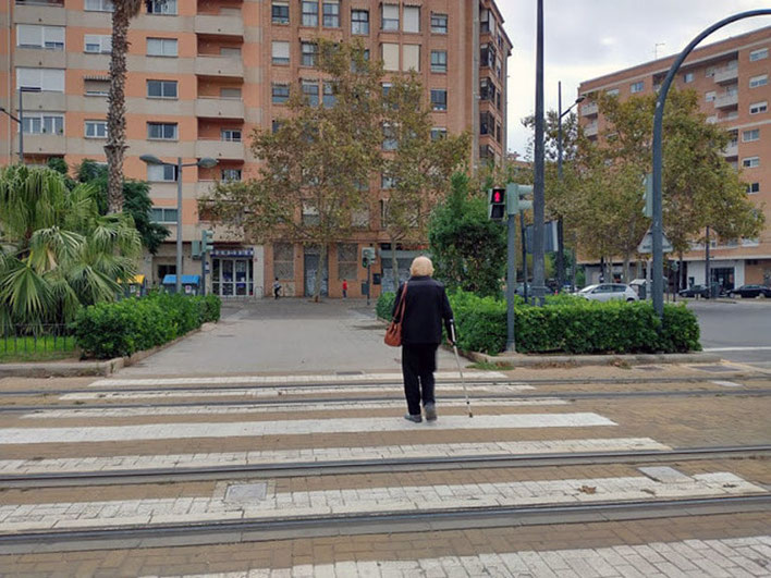 Señora mayor que  tampoco respeta nada semáforo en rojo teniendo la con movilidad reducida en Valencia.