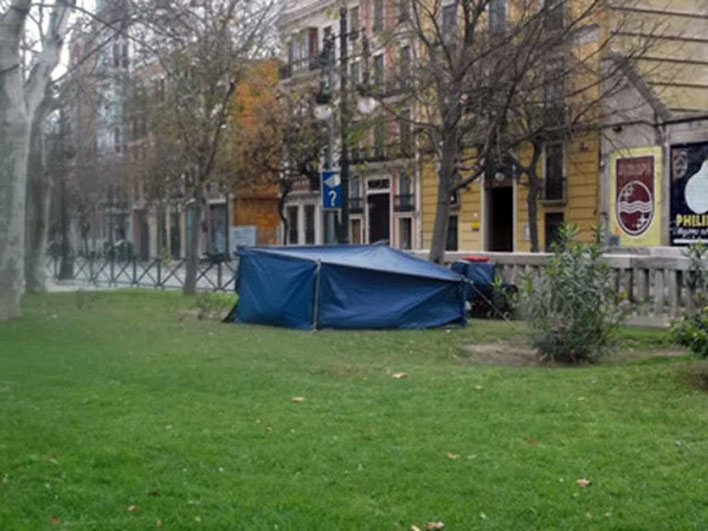 Indigentes acampados en los parques y jardines en la ciudad de Valencia.