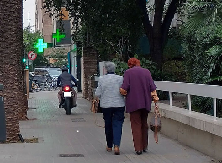 Las motos son un peligro circulando por las aceras en la Ciudad de Valencia.