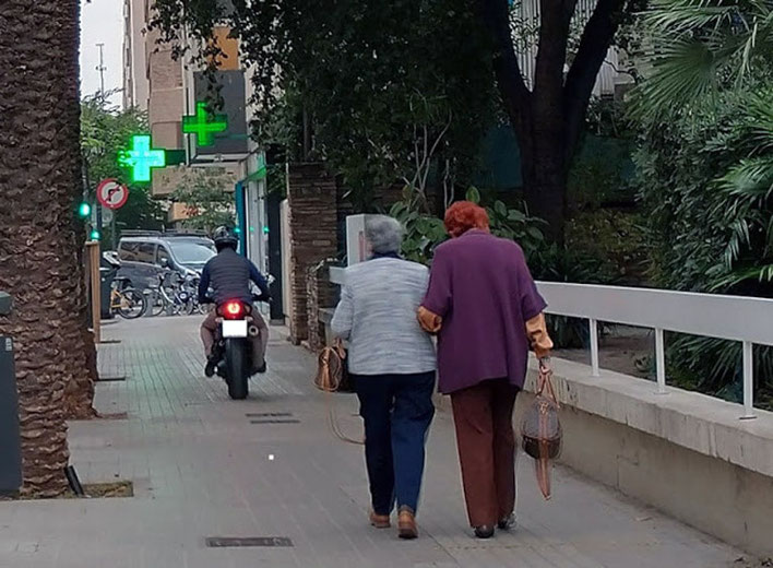 Las motos son un peligro circulando por las aceras en  la Ciudad de Valencia.