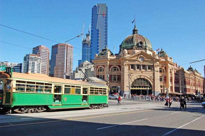 Der Bahnhof Flinders Street mit historischer Straßenbahn
