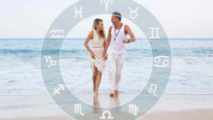 couple sur la plage avec signes astrologiques qui rient compatibilité amoureuse signes astrologiques