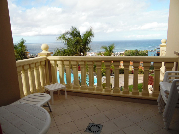 Gefliester Balkon mit Traumblick auf das Meer im Norden der Insel Teneriffa.