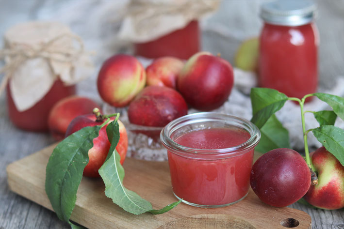 Nektarinen mit Marmelade