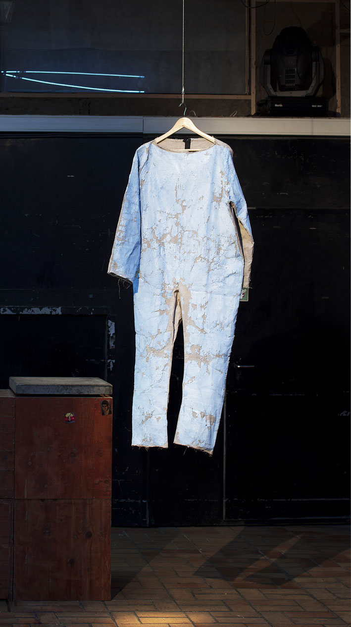 Suit (lightblue) / 2020 /  Leinen / schwarzer Garn / Gips / Vinyl / Lack getragener Anzug / Performance zu der Ausstellung „+1“, Niehler Freiheit / Köln