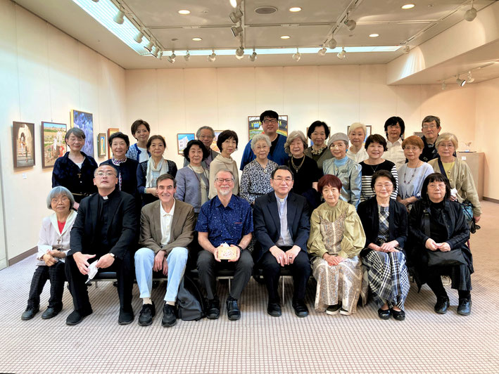 会の集合写真で、菊池東京大司教様と一緒に写った目を瞑った瞬間の私