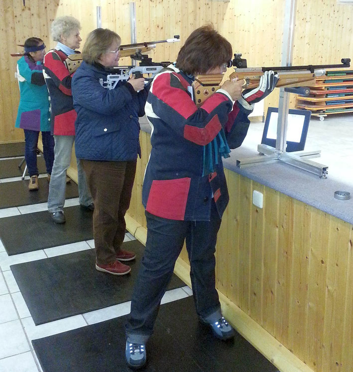 Unsere vier Schützinnen konzentriert am Schießstand beim Training.