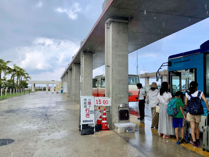 市街地 石垣空港はどのくらいかかる バス タクシーでの移動時間と料金 ユーグレナモール 石垣島 日本最南端のアーケード商店街