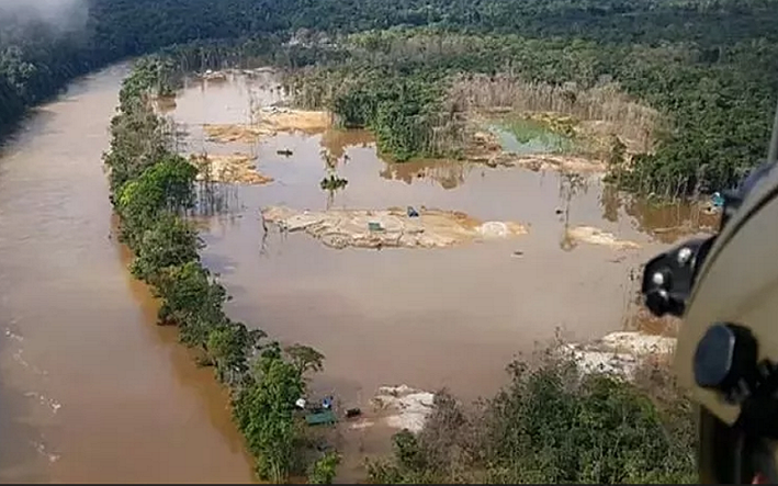 Imagen aérea de una región con minería ilegal en la Tierra Indígena Yanomami [1ra Brigada de Infantería de Selva/vía BdF]