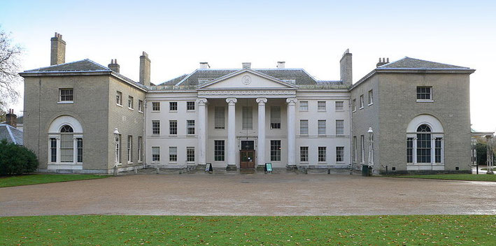 Château de style britannique avec colonnes de style dorique, photographie réelle