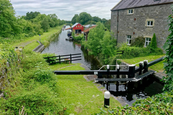 Mit dem Hausboot auf dem Grand Canal in Irland