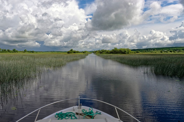 Mit dem Hausboot auf einem Seitenarm des Shannon in Irland Richtung Kilglass