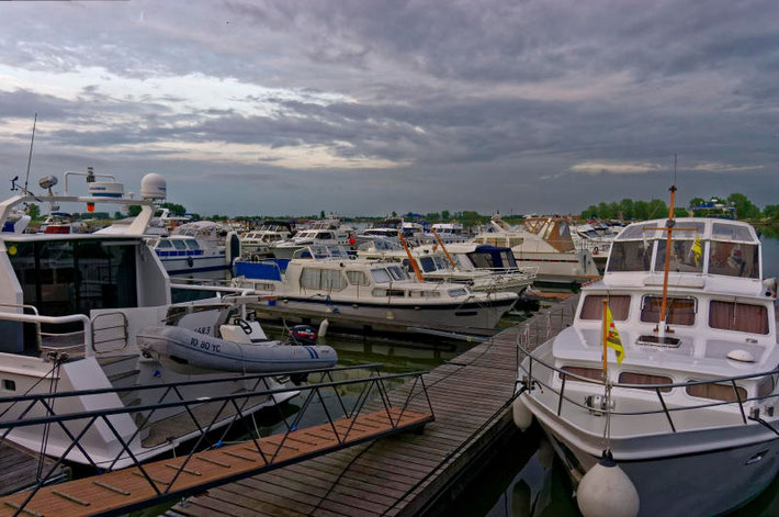 Hausboote am Steg bei Nieuwpoort in Belgien