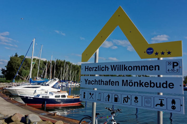 Ein Gelbe Welle Schild im Yachthafen Mönkebude