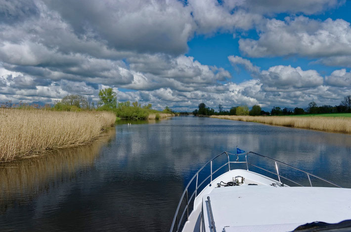 Mit dem Hausboot auf der Peene im Mecklenburg-Vorpommern