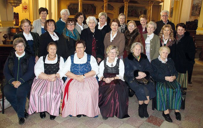 Die ausgeschiedenen Bezirksobfrauen und Stellvertreterinnen mit Landesobfrau Martina Pühringer. Foto: Schmiedleitner