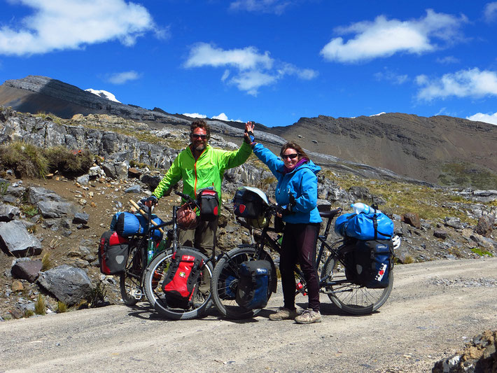 4874 m ü.M., unser persönlicher Rekord! Nie vorher waren wir zu Fuss, geschweige denn mit dem Velo so hoch unterwegs. 