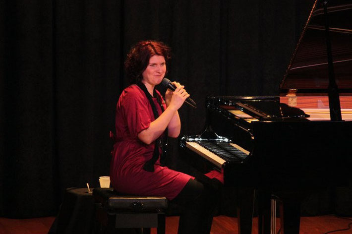 Bei einem Konzert im Centre Culturel Safadi in Tripoli, Februar 2011