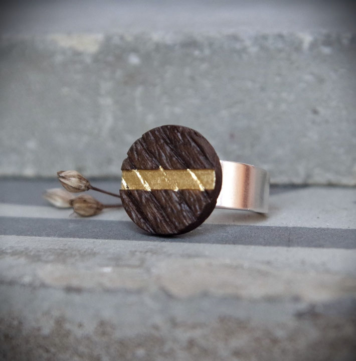 „Kategorie Ringe: Holzringe mit Silberfassung, teils veredelt mit Blattgold“