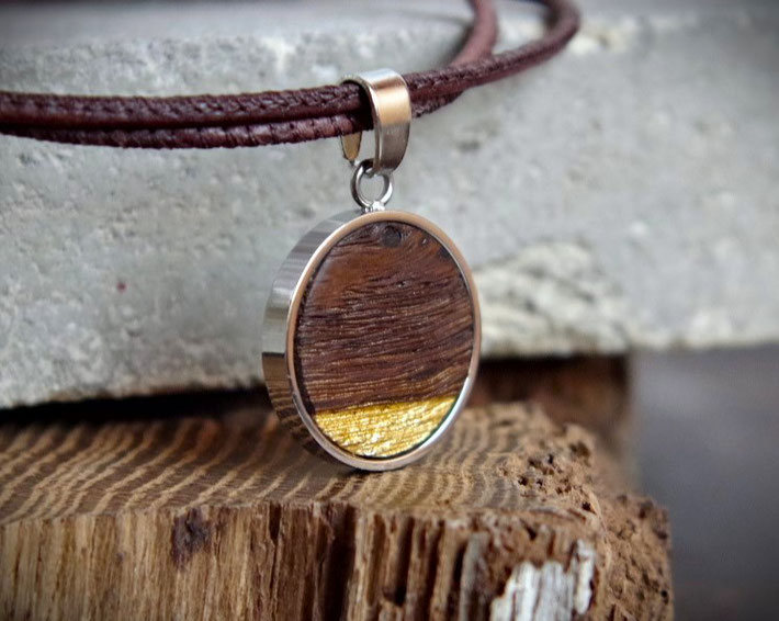 „HolzUndGold Herren-Armband aus altem, recyceltem Eichenholz und hochwertigem Edelstahl – veredelt mit echtem Blattgold, Platin oder Kupfer; einzigartiger Holzschmuck für Männer“