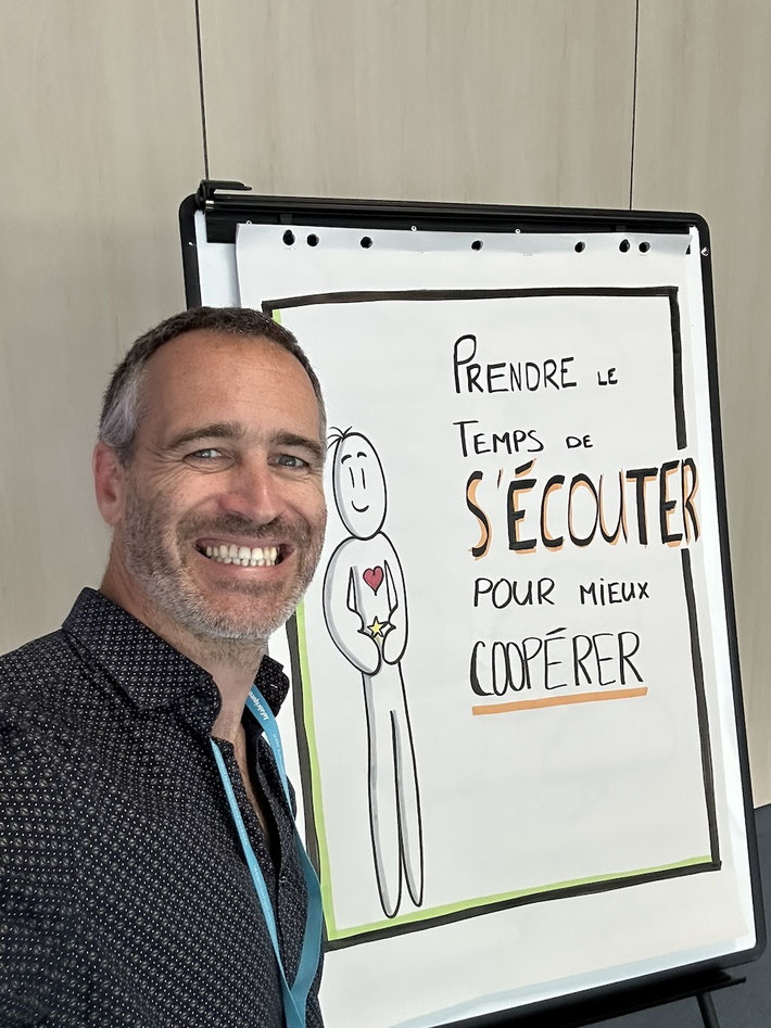 Gwenaël avec une affiche qu'il a créée