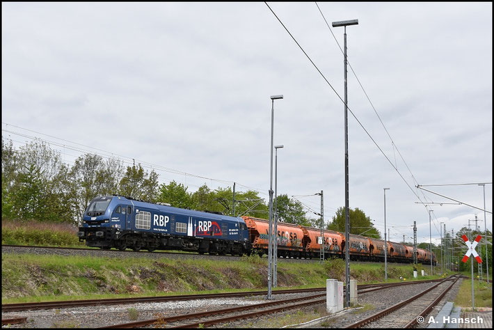RBP 2019 313-6 schleppt am 09. Mai 2026 einen langen Getreidezug durch Chemnitz-Furth gen Süden