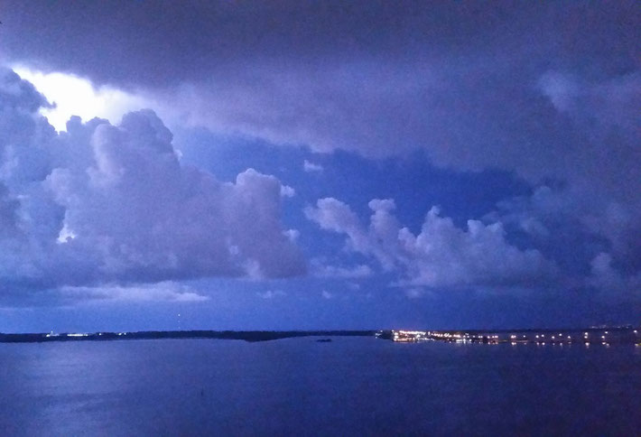 Éclair irradiant de lumière la baie.