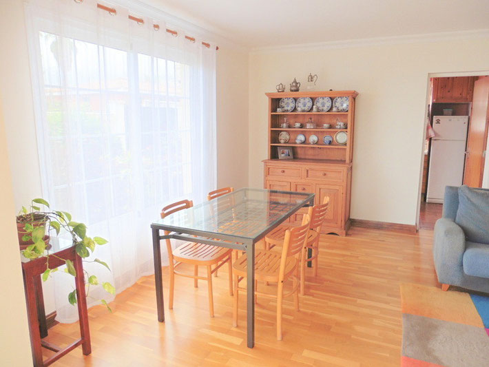 Esszimmer  mit Esstisch und Schrank