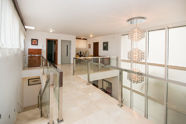 Treppen in den 1. Stock und Galerie