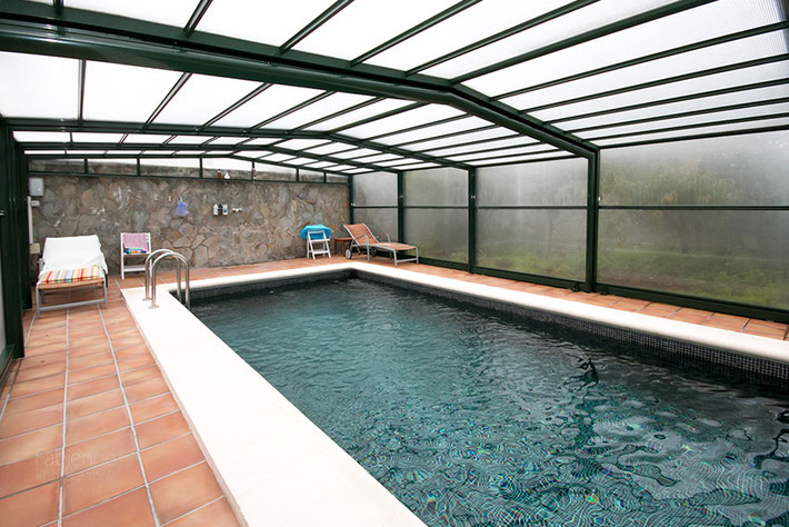 Pool mit isolierender Überdachung