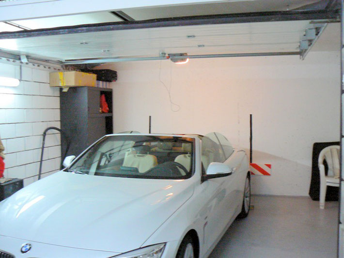 Eigene Garage mit elektrischem Garagentor