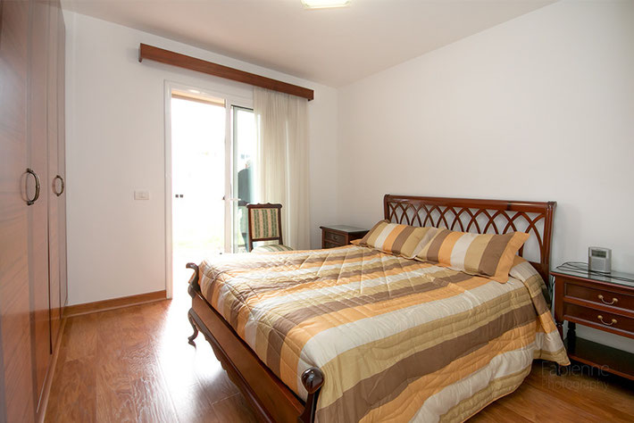 5. Schlafzimmer mit Doppelbett, Einbauschrank, Bad und Zugang zur Terrasse